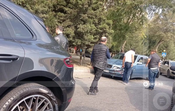 Paytaxtın mərkəzi küçəsində “Porsche” qəzaya düşdü - FOTO/VİDEO