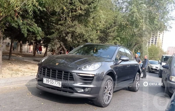 Paytaxtın mərkəzi küçəsində “Porsche” qəzaya düşdü - FOTO/VİDEO