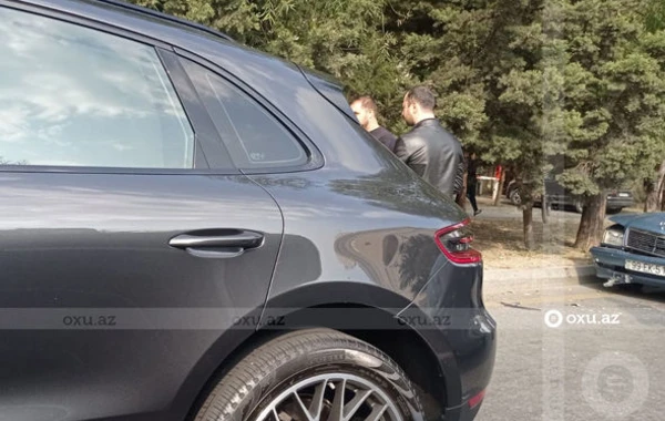 Paytaxtın mərkəzi küçəsində “Porsche” qəzaya düşdü - FOTO/VİDEO
