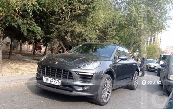 В Баку Porsche столкнулся с Mercedes - ФОТО