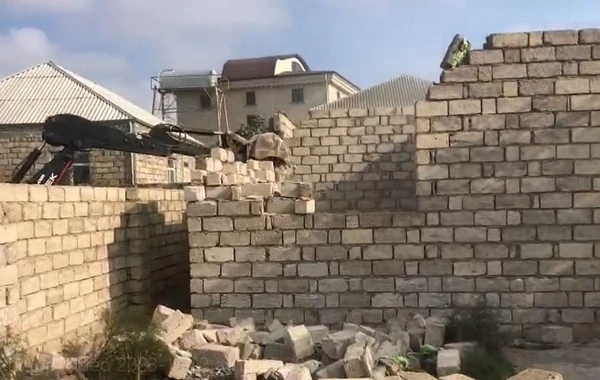 Bakıda qanunsuz tikililər sökülüb - FOTO/VİDEO