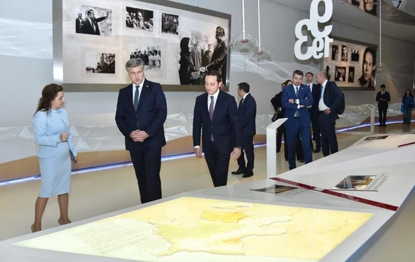 Xorvatiyanın Baş naziri Heydər Əliyev Mərkəzi ilə tanış olub - FOTO
