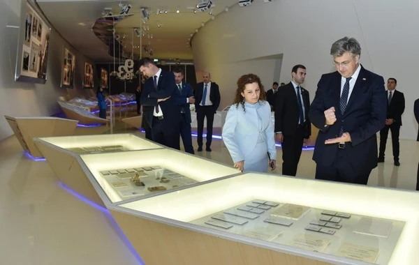Xorvatiyanın Baş naziri Heydər Əliyev Mərkəzi ilə tanış olub - FOTO
