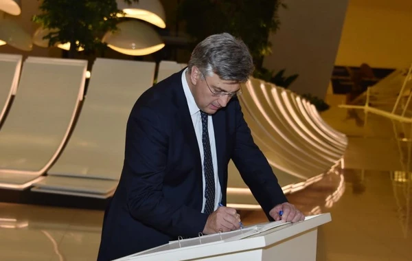 Xorvatiyanın Baş naziri Heydər Əliyev Mərkəzi ilə tanış olub - FOTO
