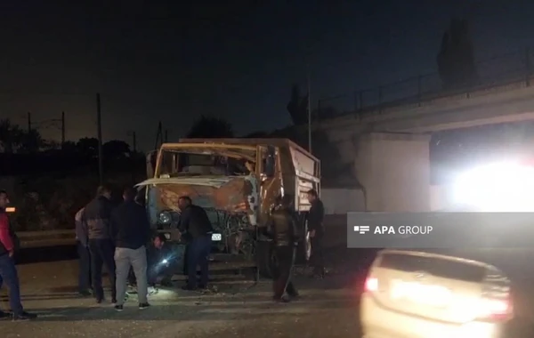 Bakıda yük maşınları toqquşub, xəsarət alan var - FOTO