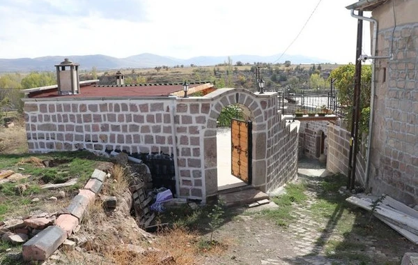 Türkiyə sakini evinin altında 2 min yaşı olan yeraltı şəhər tapdı - FOTO