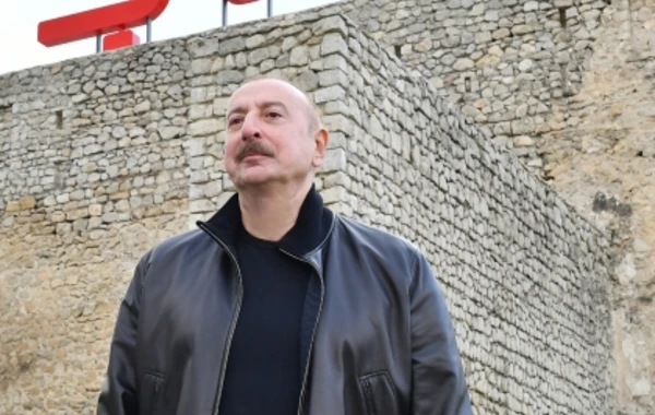 Ильхам Алиев и Мехрибан Алиева осмотрели в Шуше Крепостную стену и прилегающую к ней территорию - ФОТО