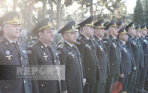 Офицерский состав Минобороны посетил Вторую Аллею шехидов по случаю Дня Победы - ФОТО