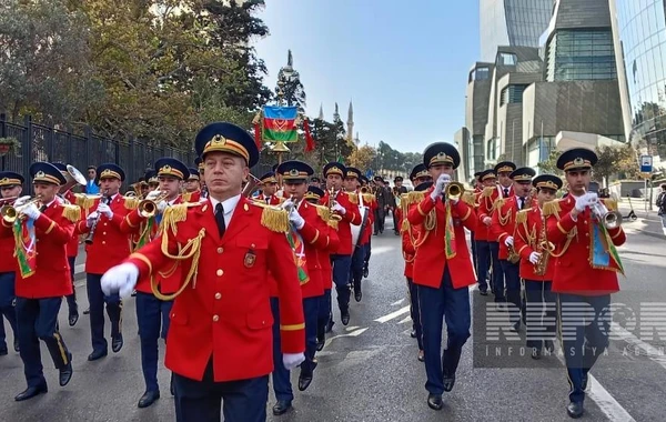 В Баку в связи с Днем Победы прошло шествие военнослужащих - ОБНОВЛЕНО + ВИДЕО