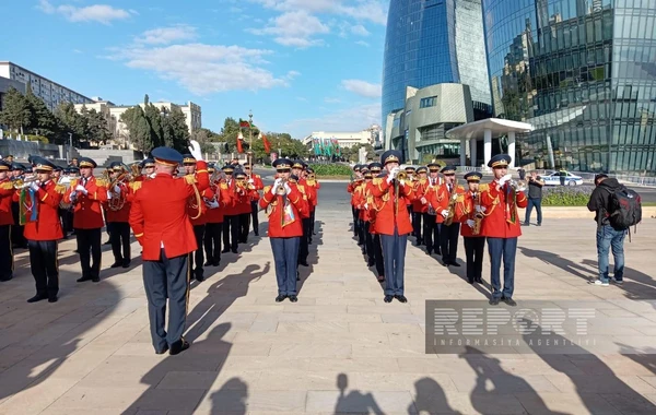 В Баку в связи с Днем Победы прошло шествие военнослужащих - ОБНОВЛЕНО + ВИДЕО