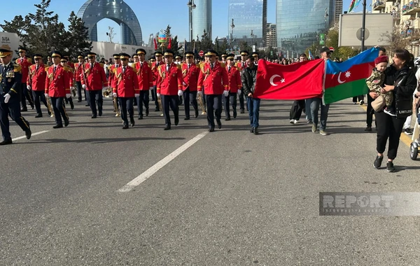 В Баку в связи с Днем Победы прошло шествие военнослужащих - ОБНОВЛЕНО + ВИДЕО
