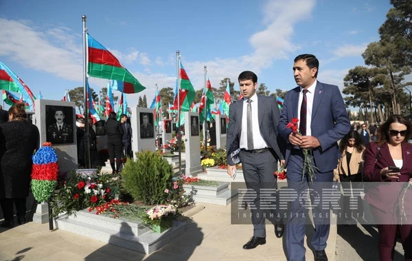 Azərbaycanın Rus İcması Zəfər Günü ilə bağlı İkinci Şəhidlər xiyabanını ziyarət edib - FOTO