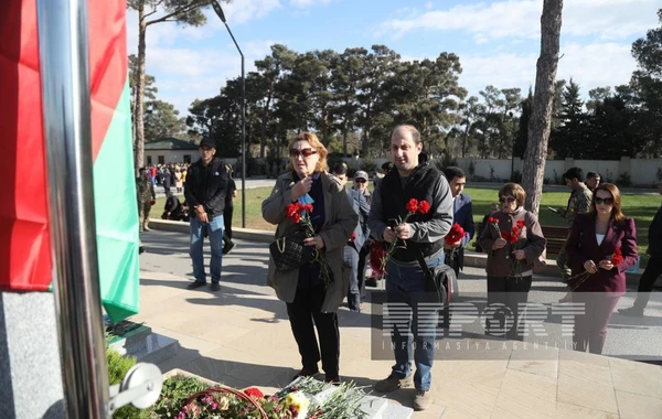 Azərbaycanın Rus İcması Zəfər Günü ilə bağlı İkinci Şəhidlər xiyabanını ziyarət edib - FOTO