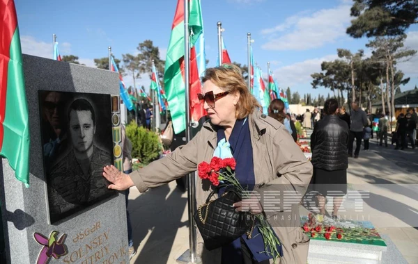 Azərbaycanın Rus İcması Zəfər Günü ilə bağlı İkinci Şəhidlər xiyabanını ziyarət edib - FOTO