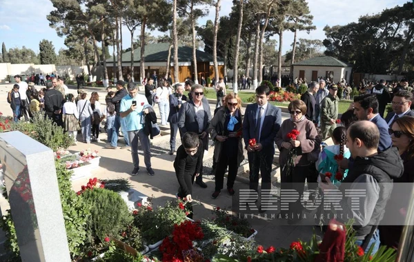 Azərbaycanın Rus İcması Zəfər Günü ilə bağlı İkinci Şəhidlər xiyabanını ziyarət edib - FOTO