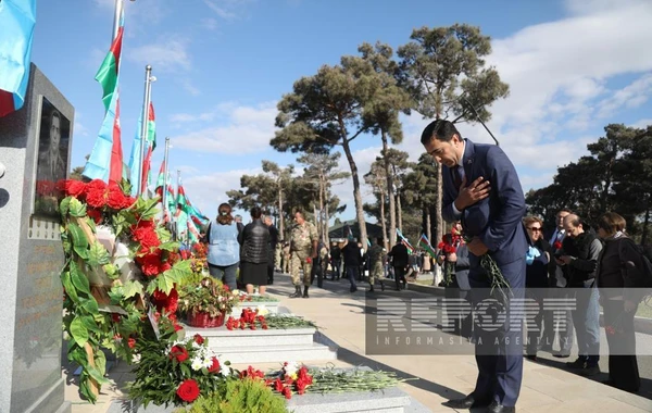 Azərbaycanın Rus İcması Zəfər Günü ilə bağlı İkinci Şəhidlər xiyabanını ziyarət edib - FOTO