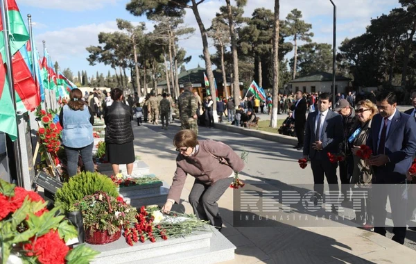 Azərbaycanın Rus İcması Zəfər Günü ilə bağlı İkinci Şəhidlər xiyabanını ziyarət edib - FOTO