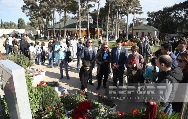 По случаю Дня Победы члены Русской общины Азербайджана посетили II Аллею шехидов - ФОТО