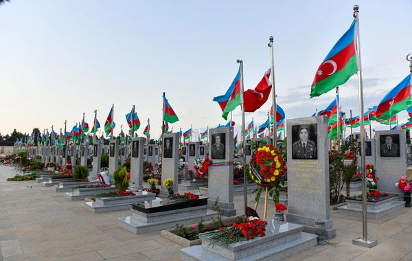 Руководство Госпогранслужбы посетило II Аллею шехидов - ФОТО