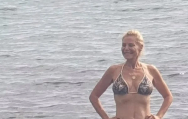 50 yaşlı aktrisa noyabrda dənizə girdi - FOTO