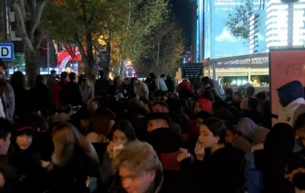 Yüzlərlə adam yeni açılacaq mağazanın önündə gecədən növbəyə düzüldü - FOTO