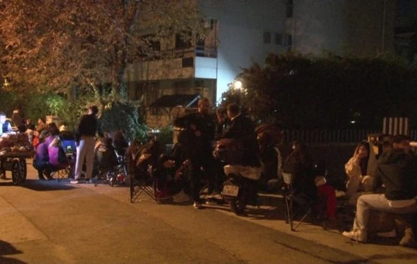 Yüzlərlə adam yeni açılacaq mağazanın önündə gecədən növbəyə düzüldü - FOTO