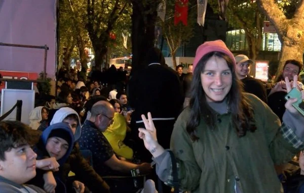 Yüzlərlə adam yeni açılacaq mağazanın önündə gecədən növbəyə düzüldü - FOTO