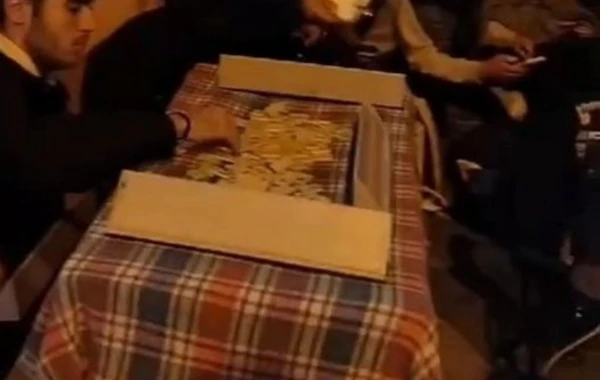 Yüzlərlə adam yeni açılacaq mağazanın önündə gecədən növbəyə düzüldü - FOTO