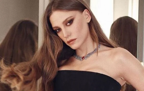 Serenay Sarıkaya bu müğənni ilə sevgilidir - FOTO