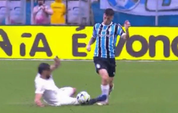 Futbol dünyası bu görüntüdən danışır: VAR otağına hücum çəkildi - FOTO/VİDEO