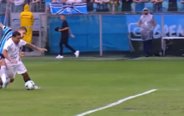 Futbol dünyası bu görüntüdən danışır: VAR otağına hücum çəkildi - FOTO/VİDEO
