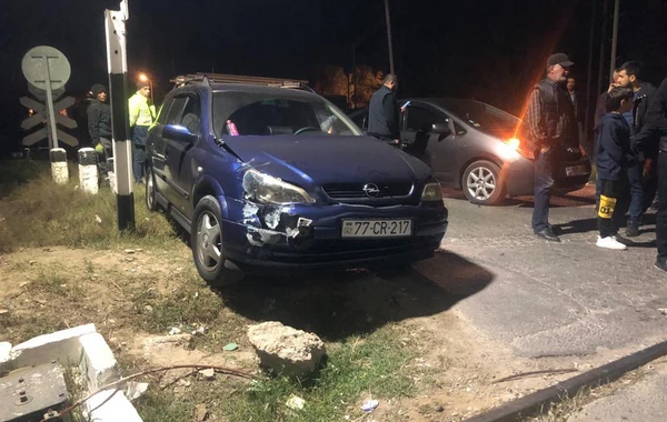 Azərbaycanda elektrovoz avtomobillə toqquşub