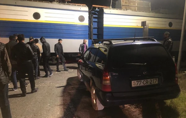Azərbaycanda elektrovoz avtomobillə toqquşub
