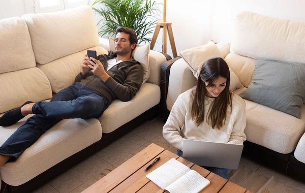 Doctor explained why you feel emptiness after being glued to social media
