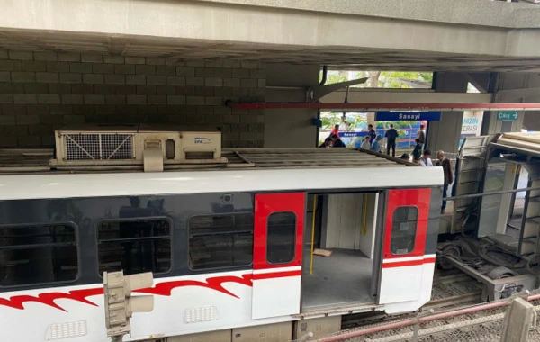 Türkiyədə metro reysdən çıxıb platformanın divarına çırpıldı - FOTO/VİDEO