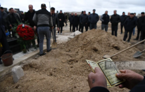 Bakıda avtomobillə vurularaq öldürülən alim dəfn olunub - FOTO