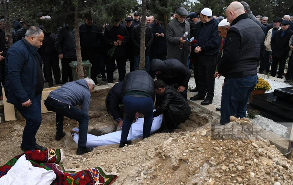 Bakıda avtomobillə vurularaq öldürülən alim dəfn olunub - FOTO