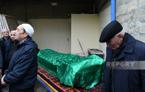 Bakıda avtomobillə vurularaq öldürülən alim dəfn olunub - FOTO