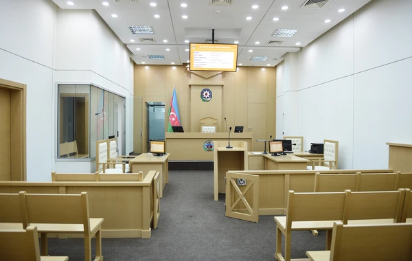 Bakıda müğənninin evinə basqın edərək onu döyənlərin məhkəməsi başlayıb