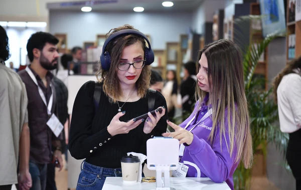 Azercell elektron və audio kitablarla IX Bakı Beynəlxalq Kitab Sərgisində çıxış etdi - FOTO