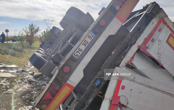 Azərbaycanda Türkiyə vətəndaşının idarə etdiyi TIR aşıb - FOTO