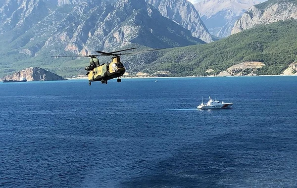 “Doğu Akdeniz-2023”: Xüsusi təyinatlılar Azərbaycan və Türkiyə bayraqları ilə helikopterlərdən gəmiyə eniblər - FOTO/VİDEO