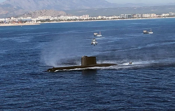 “Doğu Akdeniz-2023”: Xüsusi təyinatlılar Azərbaycan və Türkiyə bayraqları ilə helikopterlərdən gəmiyə eniblər - FOTO/VİDEO