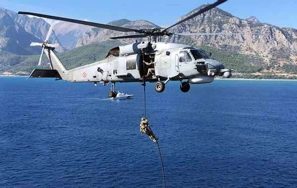 “Doğu Akdeniz-2023”: Xüsusi təyinatlılar Azərbaycan və Türkiyə bayraqları ilə helikopterlərdən gəmiyə eniblər - FOTO/VİDEO