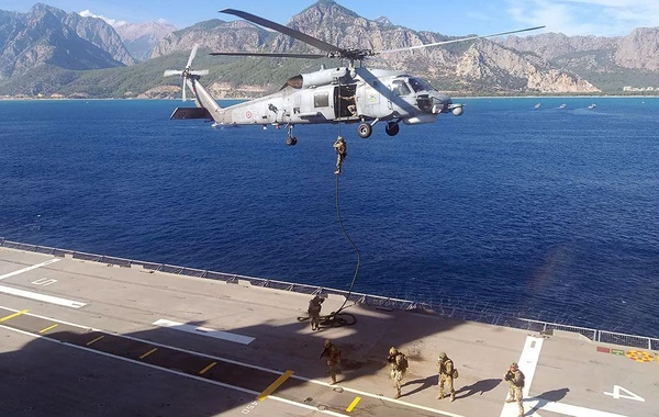 “Doğu Akdeniz-2023”: Xüsusi təyinatlılar Azərbaycan və Türkiyə bayraqları ilə helikopterlərdən gəmiyə eniblər - FOTO/VİDEO