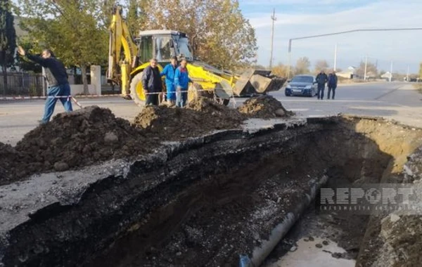 В Кюрдамире прорвало водопровод: некоторые села остались без питьевой воды - ФОТО