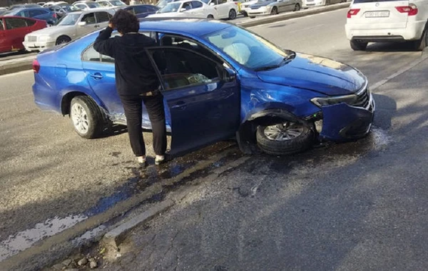 Bakıda qadın sürücü idarəetməni itirdi, maşın işıqfora çırpıldı - FOTO + ANBAAN VİDEO