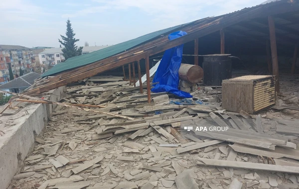 Güclü külək Astarada binanın dam örtüyünü uçurub, digər fəsadlar törədib - FOTO