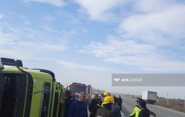 Bakı-Qazax yolunda TIR aşıb, yanacaq yola dağılıb - FOTO