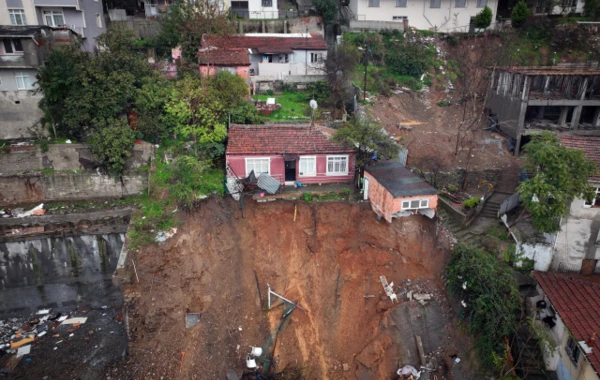 İstanbulda güclü fırtına: Bir nəfər öldü, istinad divarları uçdu, yollar gölə çevrildi - FOTO